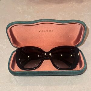 Gucci Elegant Black Sunglasses